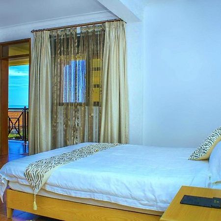 Rosemary Courts Bed And Breakfast เอนเทบเบ้ ภายนอก รูปภาพ