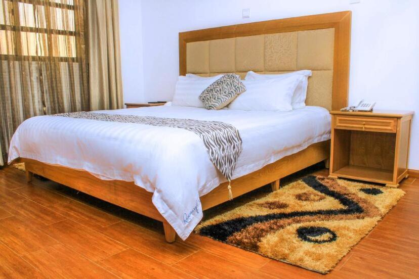 Rosemary Courts Bed And Breakfast เอนเทบเบ้ ภายนอก รูปภาพ