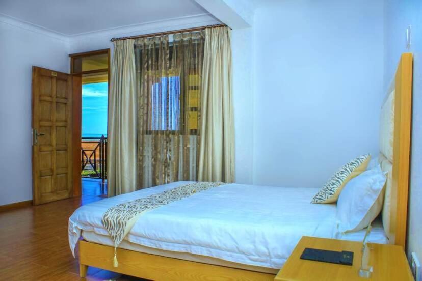 Rosemary Courts Bed And Breakfast เอนเทบเบ้ ภายนอก รูปภาพ